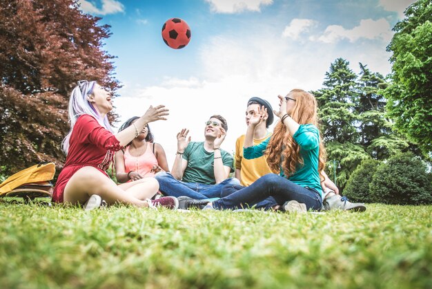 Gruppo di giovani in un parco