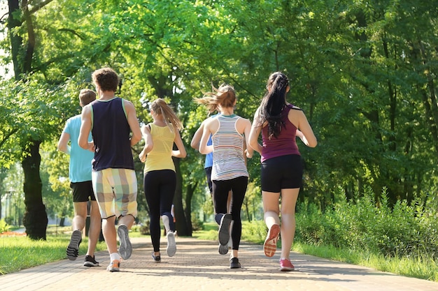 Foto gruppo di giovani che corrono nel parco