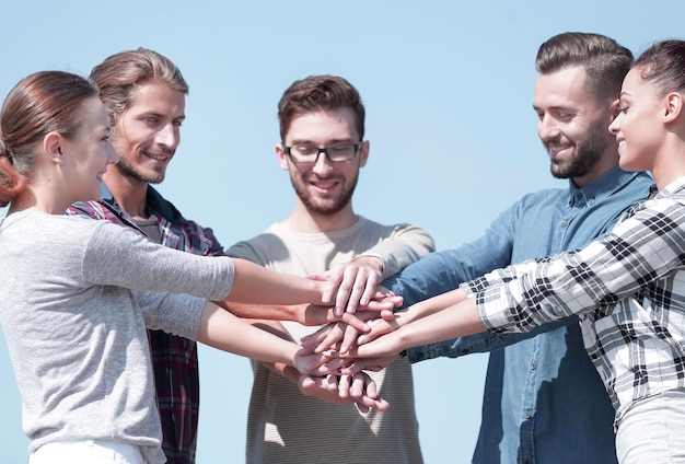 Foto un gruppo di giovani mostra la loro unityphoto con spazio di copia