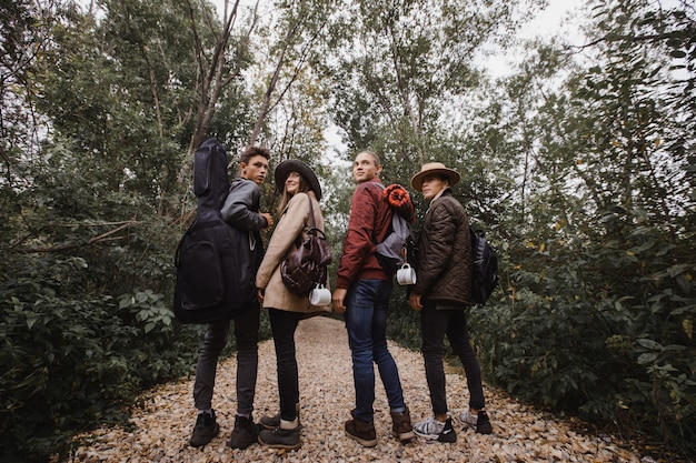 Gruppo di giovani in piedi nella foresta