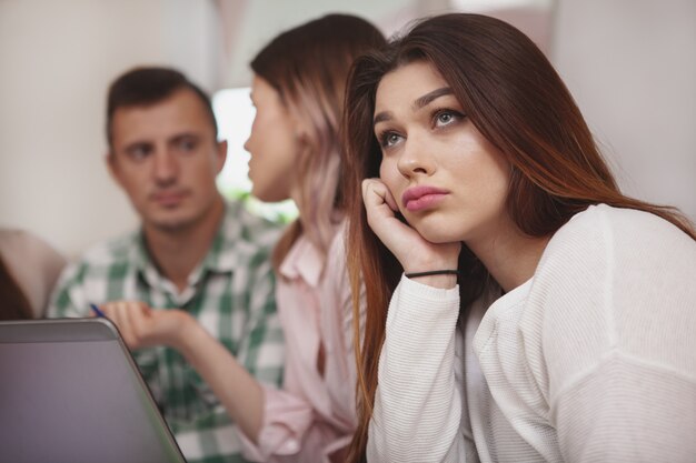 Foto gruppo di giovani che studiano insieme all'aula del college