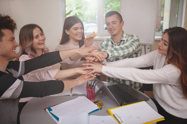 Gruppo di giovani che studiano insieme all'aula del college