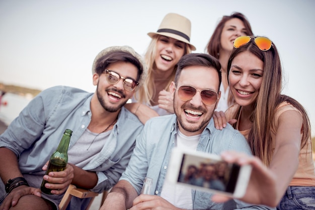 Un gruppo di giovani si fa un selfie