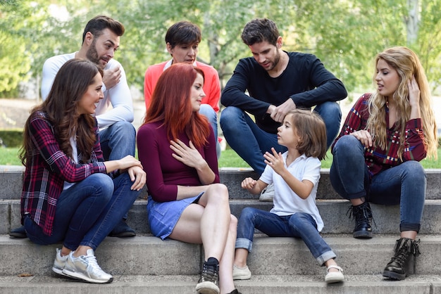 Gruppo di giovani insieme all'aperto nella priorità bassa urbana