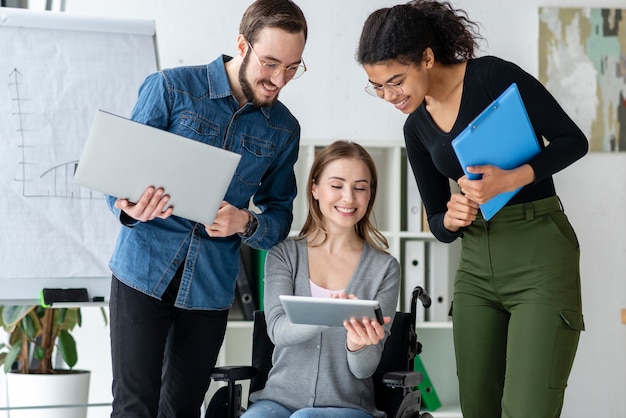 Photo group of young people working together at the office