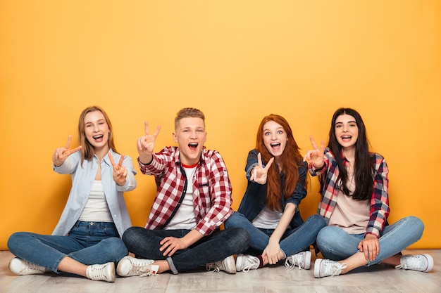 Foto gruppo di giovani compagni di scuola positivi