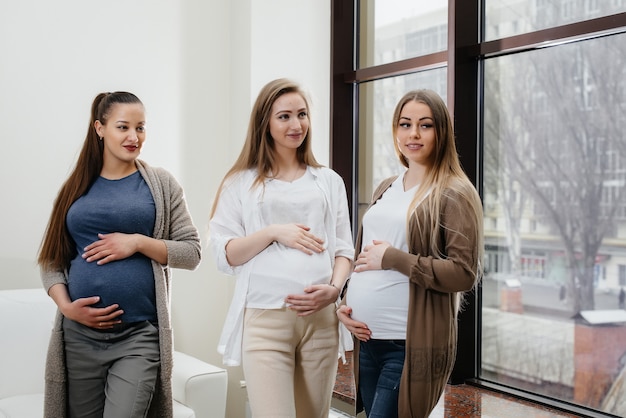 Un gruppo di giovani ragazze incinte comunica nella classe prenatale. cura e consultazione delle donne in gravidanza