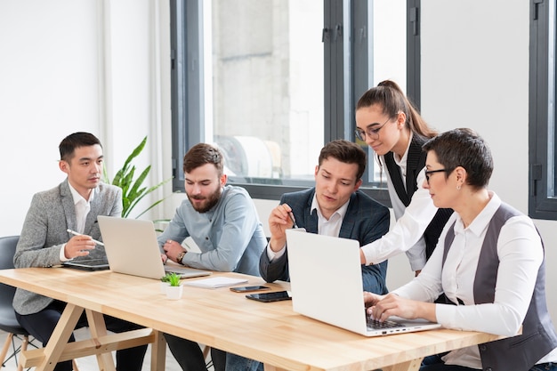 Foto gruppo di giovani professionisti che lavorano insieme