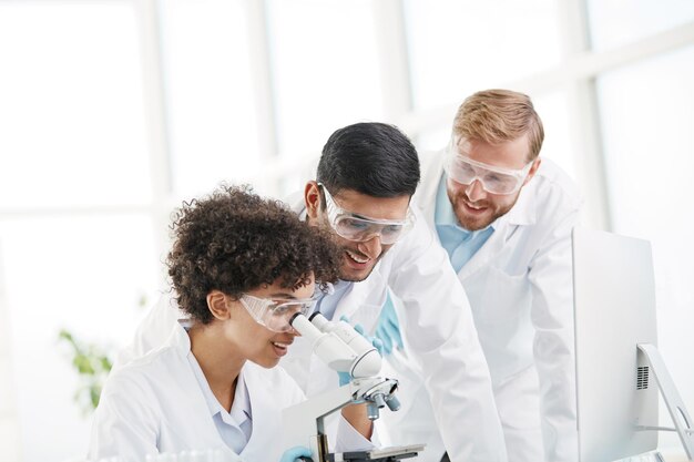 Photo a group of young scientists discussing near the laboratory table