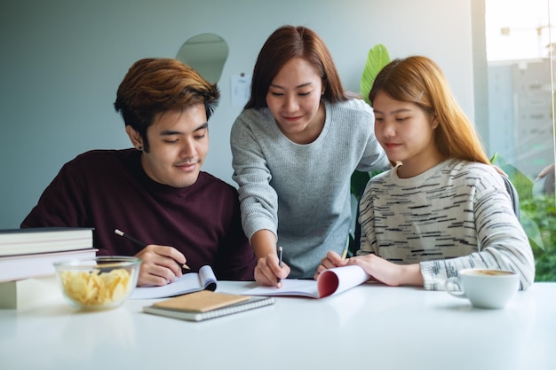 친구들과 함께 과외하고 통합 문서를 따라잡는 젊은 학생들의 그룹