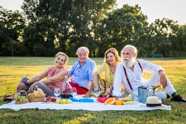 Photo group of youthful seniors having fun outdoors