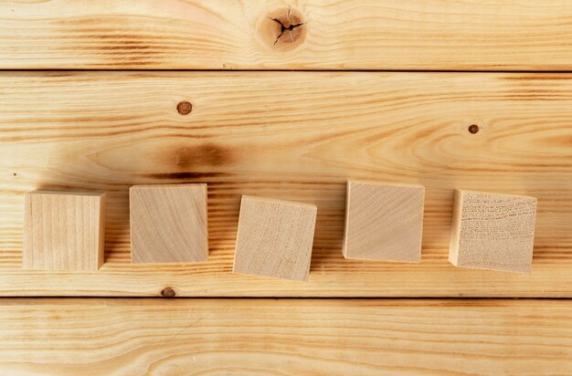 Foto blocchi quadrati di legno groupped sulla tavola di legno scuro