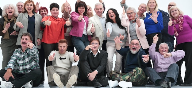 Foto gruppi di persone mature felici che mostrano il loro successo