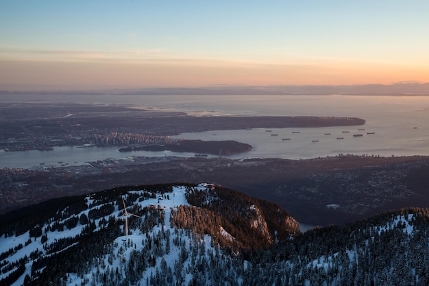 Grouse Mountain met Vancouver City op de achtergrond