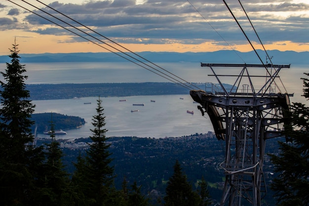 Grouse mountain skyride, kabelwagen bij zonsondergang, noord-vancouver, canada