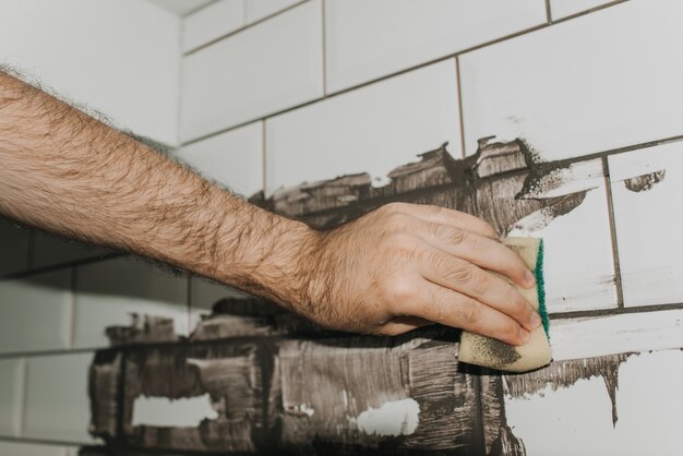 Foto stuccatura di piastrelle in cucina. riparazione. maialino di piastrelle