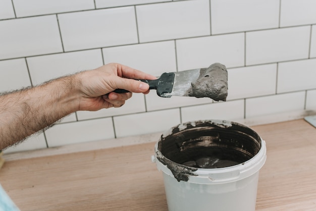 Grouting tiles in the kitchen. repair. tile hog