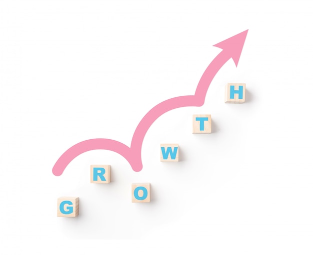 Crescita sul cubo di legno e freccia su bianco