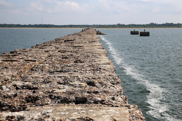 Groyne in de zee tegen de lucht