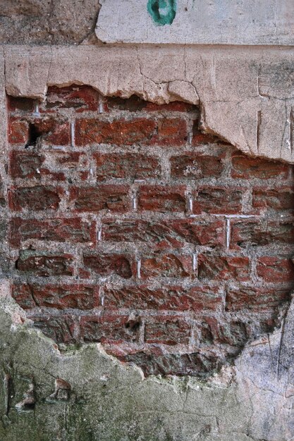 고대 건축물에 대한 더러운 오래된 벽돌 돌 벽 외관 풍속 텍스처 패턴 바탕 텍스트를 복사 할 수있는 공간 수직 사진