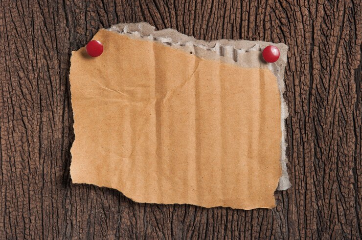 फोटो grunge note paper on wooden background
