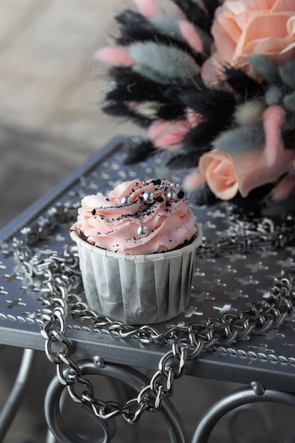 黒とピンクのクリームとグランジスタイルのカップケーキ