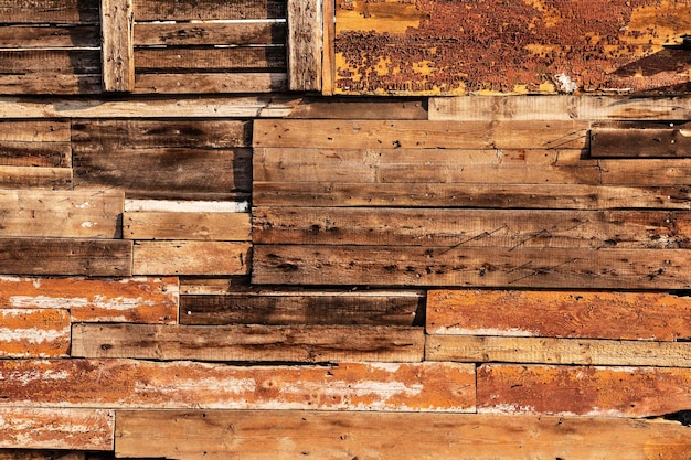 Гранж текстуры старого забора из натуральных деревянных брусков и досок Старый деревянный забор фон