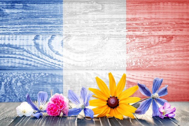 Grunge vlag van Frankrijk met wilde bloemen Houtstructuur Achtergrond voor ontwerp en tekst