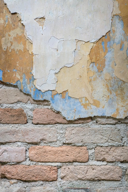 Grungy baksteen en geschilde geschilderde muur