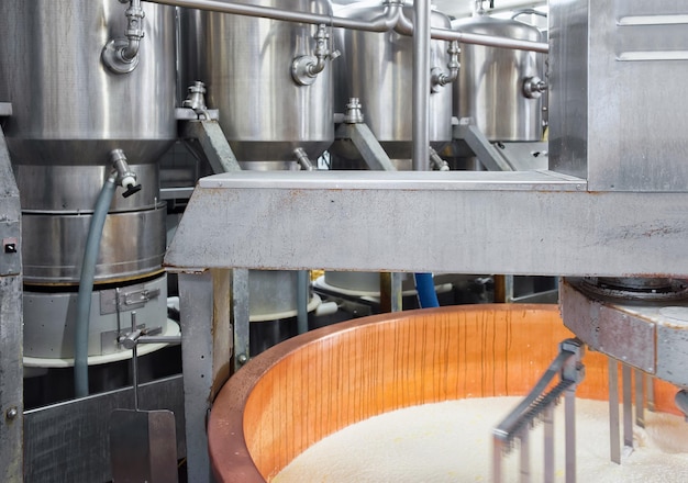 フランス、ブルゴーニュのフランシュコンテの乳製品でのGruyeredeComteチーズの生産。