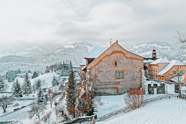 冬のスイスのグリュイエールの町の村。