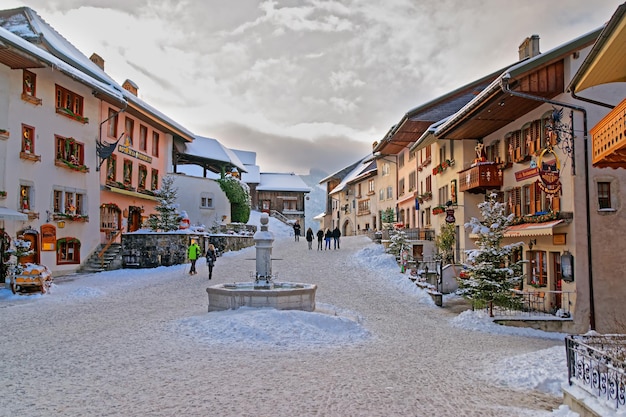 Gruyeres, Zwitserland - 31 december 2014: Winters aanblik van de markt in het centrum van Gruyeres. Het is een bekende toeristische bestemming in Zwitserland en dankt zijn naam aan de bekende Gruyère-kaas