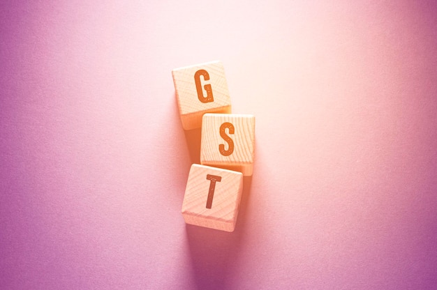 나무 큐브에 쓰여진 Gst 단어