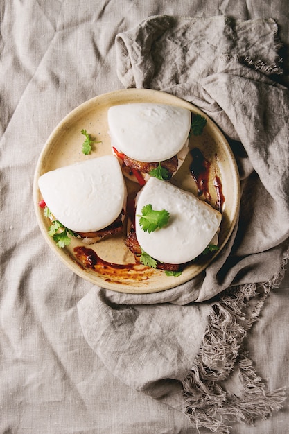 Foto gua bao buns con carne di maiale