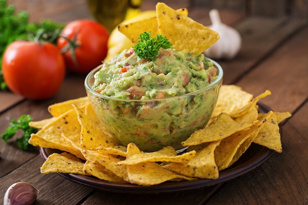 Guacamole avocado, limoen, tomaat, ui en koriander, geserveerd met nachos - Traditionele Mexicaanse snack