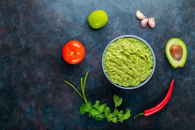 Guacamole bowl met ingrediënten