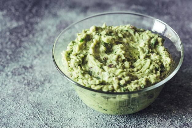 Foto guacamole nella ciotola di vetro