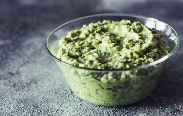 Guacamole in de glazen kom