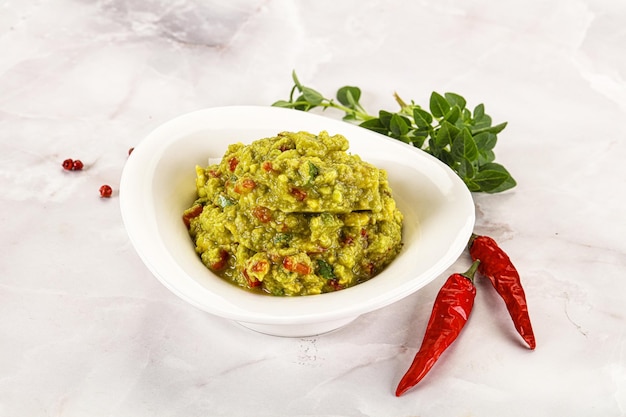 Guacamole met avocado, tomaten en chili
