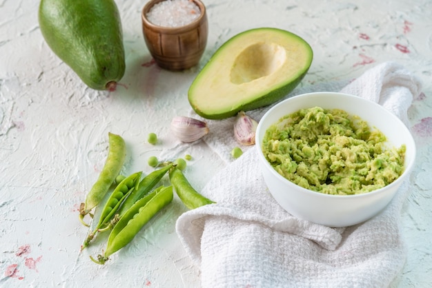 Guacamole romige saus voor toastbrood met avocado en doperwten