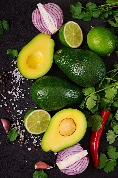 Foto ingredienti salsa guacamole - avocado, cipolla, peperoncino, aglio, coriandolo, lime