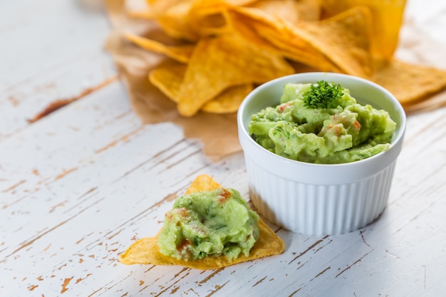 Guacamole sauce and nachos