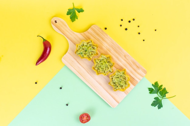Photo guacamole with yellow background and lemon pepper