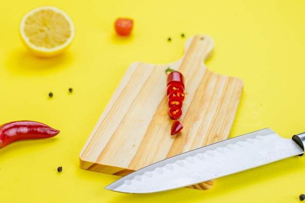 Foto guacamole con fondo giallo e pepe al limone