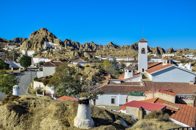 Guadix Spanje 09 november 2019 Uitzicht vanaf de heuvel naar Guadix staat bekend om zijn grotwoningen Deze grotwoningen liggen hoog in de heuvels en bevinden zich in de Troglodyte Quarter Barrio Troglodyte van de stad