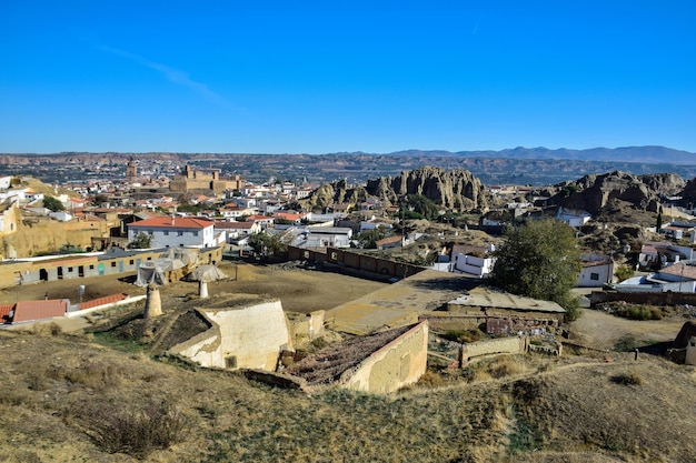 Guadix Spanje 09 november 2019 Uitzicht vanaf de heuvel naar Guadix staat bekend om zijn grotwoningen Deze grotwoningen liggen hoog in de heuvels en bevinden zich in de Troglodyte Quarter Barrio Troglodyte van de stad