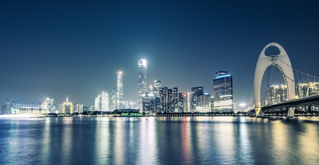 夜の広州市のスカイラインと建築風景