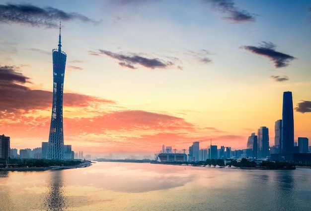 写真 真珠川に沈む夕日の街のスカイラインの広州