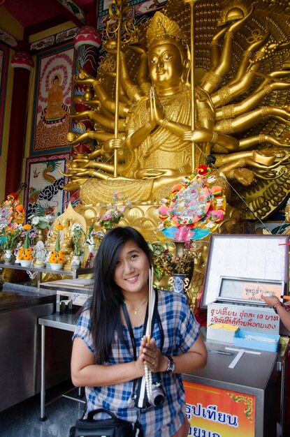 Guanyin bodhisattva en Thousand Hands-standbeeld in Chinees heiligdom voor mensen en bezoek en bid in Wat Muang-tempel op 25 januari 2017 in Ang Thong Thailand