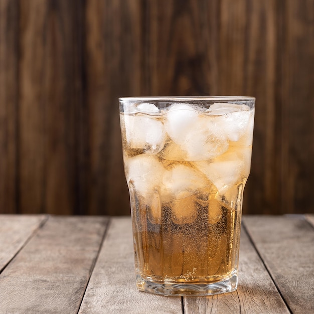 Guarana soda typisch Braziliaanse frisdrank in een kopje met ijs